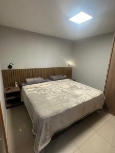 1 dormitorio con 1 cama grande y edredón blanco en Crystal Place - Studio Alessandra Antonelli - flat 1710, en Goiânia