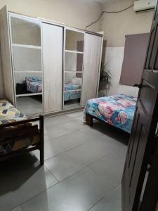 um quarto com 2 camas e um espelho em Residencia Dos Soles -Resistencia Chaco em Resistência