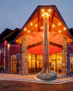 un edificio con una columna delante en Seagull Studio Vacation Suite en Sooke