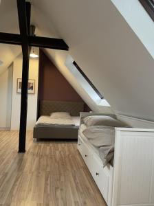 ein Schlafzimmer mit einem Bett im Dachgeschoss in der Unterkunft Einzel-Apartment Düsseldorf Oberkassel in Düsseldorf