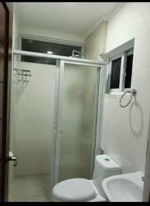 ein Badezimmer mit Dusche, Toilette und Waschbecken in der Unterkunft Ayee Condo in Baguio City + 4 Fotos