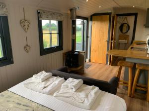 Postel nebo postele na pokoji v ubytování Springwood Shepherd Huts Glamping York