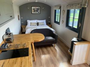 Postel nebo postele na pokoji v ubytování Springwood Shepherd Huts Glamping York