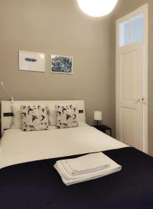 um quarto com uma cama com uma toalha em River View Center em Lisboa