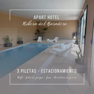 una piscina con 2 aseos y una piscina en APART HOTEL RIBERA DEL BARADERO pileta climatizada en Baradero