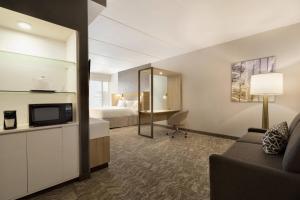 um quarto de hotel com uma cama e uma televisão em SpringHill Suites by Marriott Allentown Bethlehem/Center Valley em Center Valley