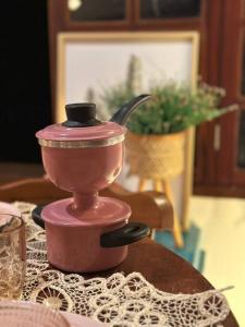 un mixeur rose assis au-dessus d'une table dans l'établissement Casa Pedra da Lua, uma casa para contemplar o agreste., à Gravatá