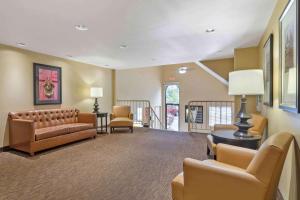 Extended Stay America Suites - Knoxville - West Hills في نوكسفيل: غرفة معيشة كبيرة مع أريكة وكراسي