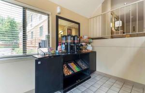 uma cozinha com frigorífico e comida em Extended Stay America Suites - Knoxville - West Hills em Knoxville