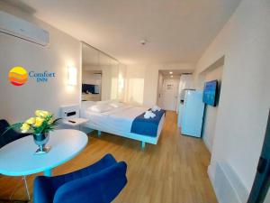 Postel nebo postele na pokoji v ubytování Comfort Inn ☆ Orbi City