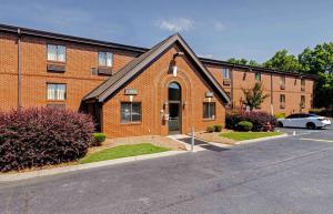 un edificio in mattoni con un'auto parcheggiata di fronte di Extended Stay America Select Suites - Greenville - Haywood Mall a Greenville