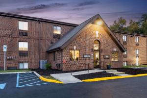 a brick building with a parking lot in front of it at Extended Stay America Suites - Columbia - Greystone in Columbia