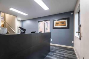 una oficina con recepción con un cartel de bienvenida en la pared en Extended Stay America Suites - Columbia - Greystone, en Columbia
