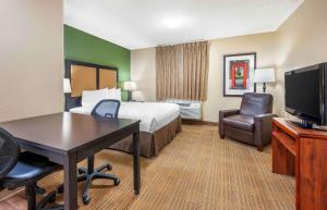 a hotel room with a bed and a desk at Extended Stay America Select Suites - Cincinnati - Florence - Meijer Dr in Florence