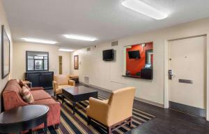 sala de estar con sofá, sillas y mesa en Extended Stay America Suites - Evansville - East, en Evansville