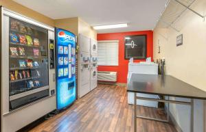 um quarto com uma máquina de venda automática de refrigerantes e uma mesa em Extended Stay America Select Suites - Cincinnati - Florence - Meijer Dr em Florence