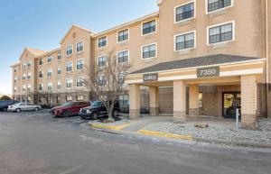 een groot bakstenen gebouw met auto's geparkeerd op een parkeerplaats bij Extended Stay America Suites - Cincinnati - Florence - Turfway Rd in Florence