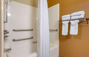 La salle de bains est pourvue d'une douche et d'un rideau de douche blanc. dans l'établissement Extended Stay America Suites - Cincinnati - Florence - Turfway Rd, à Florence