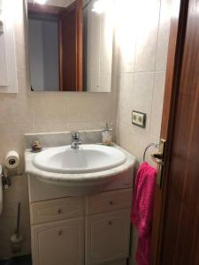 a bathroom with a white sink and a mirror at Habitacion LUMINOSA en Palma para una sola persona en casa familiar in Palma de Mallorca