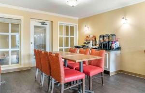 uma sala de jantar com uma mesa e cadeiras laranja em Extended Stay America Suites - Auburn Hills - University Drive em Auburn Hills