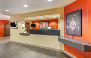 una zona de espera de un hospital con paredes de color naranja en Extended Stay America Suites - Temecula - Wine Country, en Temecula