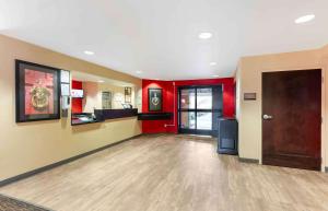 een grote lege kamer met rode muren en een deur bij Extended Stay America Suites - Dublin - Hacienda Dr in Dublin
