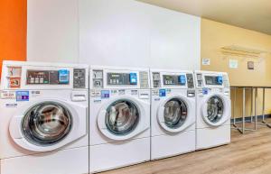 4 lavadoras y secadoras están alineadas en una habitación en Extended Stay America Suites - Temecula - Wine Country, en Temecula