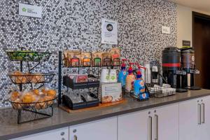 Un mostrador con comida y bebidas. en Extended Stay America Suites - Dublin - Hacienda Dr, en Dublin