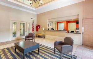 sala de estar con sillas, mesa y bandera en Extended Stay America Suites - Dallas - DFW Airport N en Irving