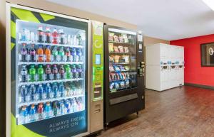 dos máquinas de soda en una tienda con botellas de soda en Extended Stay America Suites - Dublin - Hacienda Dr en Dublin