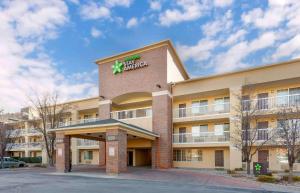 uma vista frontal de um hotel com uma placa em Extended Stay America Suites - Salt Lake City - Sugar House em Salt Lake City