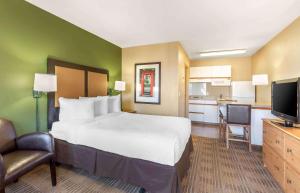 a hotel room with a large bed and a kitchen at Extended Stay America Select Suites - Phoenix - Mesa - West in Mesa