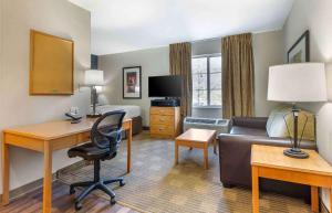 Habitación de hotel con escritorio y cama en Extended Stay America Suites - Boston - Westborough - Computer Dr en Westborough