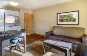 ein Wohnzimmer mit einem Sofa und einem Schreibtisch in der Unterkunft Extended Stay America Suites - Boston - Westborough - Computer Dr in Westborough