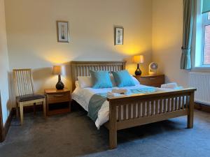 1 dormitorio con 1 cama, 2 lámparas y 1 silla en Beach View Apartment - Seafront Luxury Property, Bridlington en Bridlington