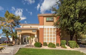 a building with a sign on the front of it at Extended Stay America Select Suites - Phoenix - Mesa - West in Mesa