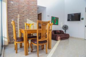 mesa de comedor con 4 sillas y sofá en Atardeceres by Olamar Living en Coveñas