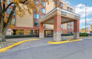 un edificio con un estacionamiento delante de él en Extended Stay America Suites - Atlanta - Gwinnett Place, en Duluth