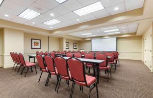 une salle de conférence avec des tables et des chaises et un tableau blanc dans l'établissement Extended Stay America Suites - Atlanta - Gwinnett Place, à Duluth