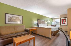 Ліжко або ліжка в номері Extended Stay America Suites - Portland - Tigard