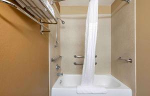 La salle de bains est pourvue d'une douche et d'une baignoire blanche. dans l'établissement Extended Stay America Suites - Portland - Tigard, à Tigard
