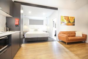 1 dormitorio con 1 cama y 1 sofá en BIG4 Yarra Valley Park Lane Holiday Park, en Healesville