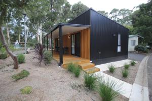 ein schwarzes Haus mit schwarzer Fassade in der Unterkunft BIG4 Yarra Valley Park Lane Holiday Park in Healesville