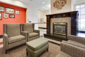 Posezení v ubytování Drury Inn & Suites St. Louis/O'Fallon, IL