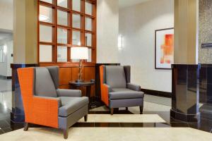 Posezení v ubytování Drury Inn & Suites St. Louis/O'Fallon, IL