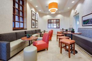 Posezení v ubytování Drury Inn & Suites St. Louis/O'Fallon, IL