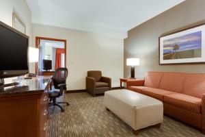 TV a/nebo společenská místnost v ubytování Drury Inn & Suites St. Louis/O'Fallon, IL