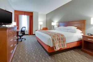 Postel nebo postele na pokoji v ubytování Drury Inn & Suites St. Louis/O'Fallon, IL + 27 fotografií