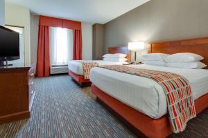 Postel nebo postele na pokoji v ubytování Drury Inn & Suites St. Louis/O'Fallon, IL