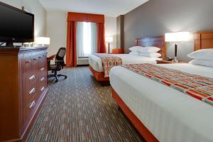 Postel nebo postele na pokoji v ubytování Drury Inn & Suites St. Louis/O'Fallon, IL